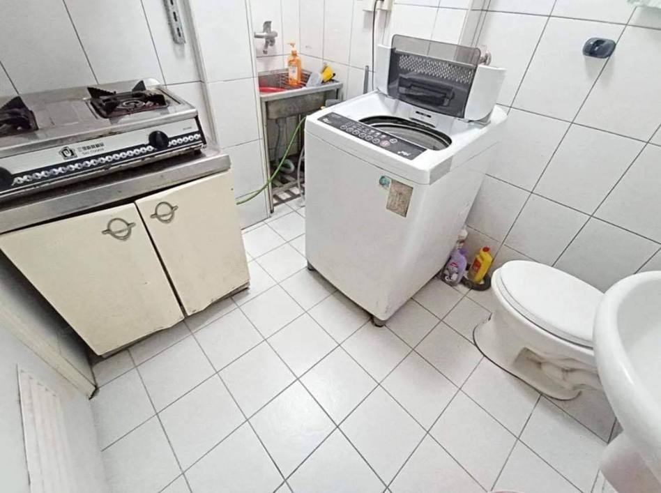 網友分享一張廁所照片，除了馬桶、洗手台，還多了洗衣機，更誇張的是竟然有瓦斯爐。 圖擷自奇葩裝潢分享中心