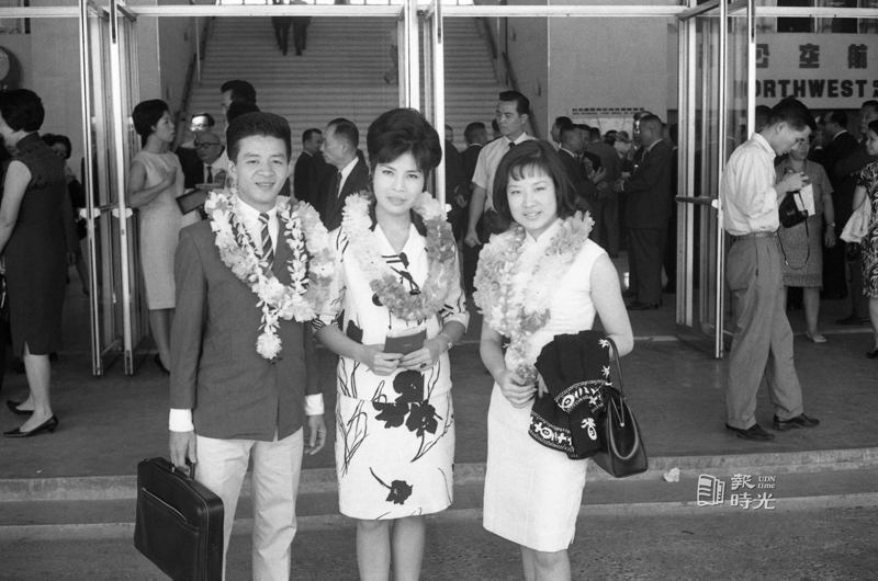 圖左起為影星林松義、周遊及楊小萍赴日拍攝「琉球之戀」等片。圖／聯合報系資料照（1966/10/4 龍啟文攝影）