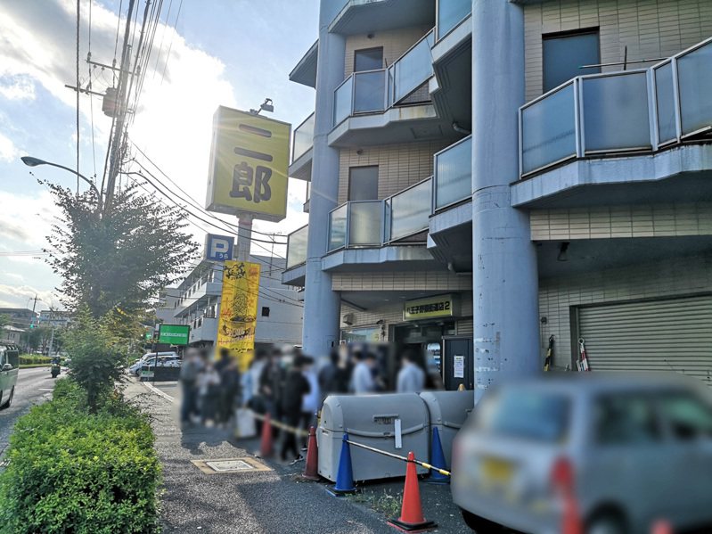 日本「拉麵二郎」八王子野猿街道店以大份量聞名。圖/取自推特@ramen_8