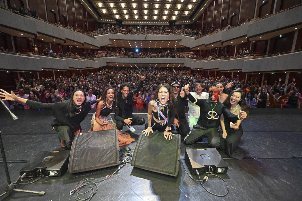 “小岛大歌”团队日前在台北国家音乐厅开唱，呈现走访16个国家的8年成果，团队成员5日表示，看到现场2000名观众的支持，非常感动。小岛大歌影音工作室提供