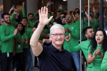 蘋果執行長庫克4月親自主持印度首家直營門市開幕。路透