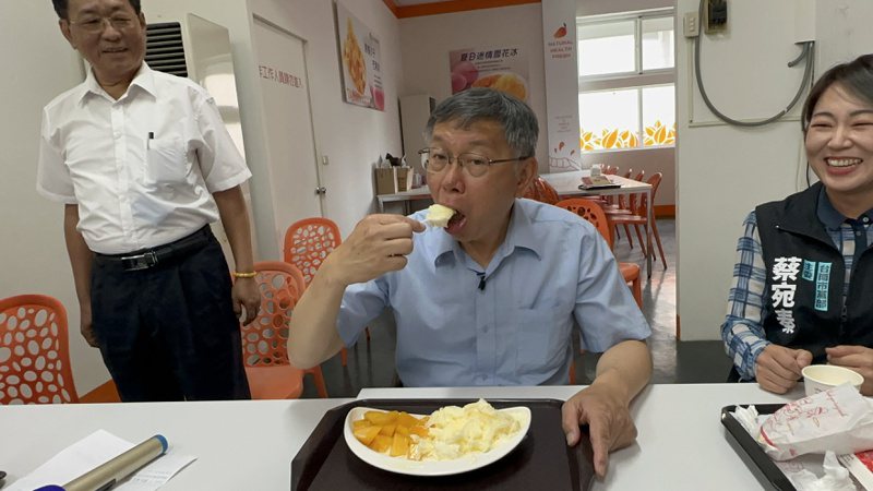 民眾黨主席柯文哲參訪台南玉井農會，表演吃冰促銷芒果冰。記者周宗禎／攝影
