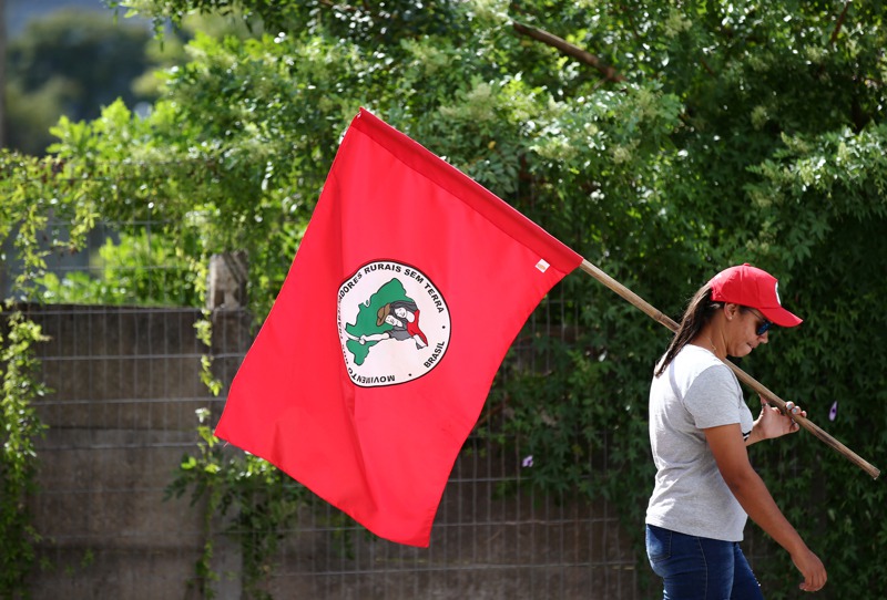 巴西「無土地工人運動」的旗幟，中間是農民高舉大砍刀，象徵鬥爭及對抗。路透