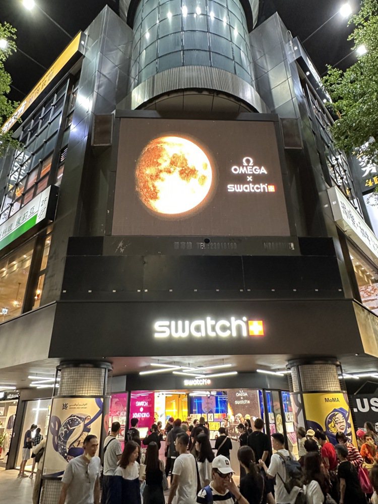 隨著Swatch和Omega聯名MoonSwatch登月表在台開賣，Swatch西門形象店也換上了全新的形象廣告。記者曾智緯／攝影