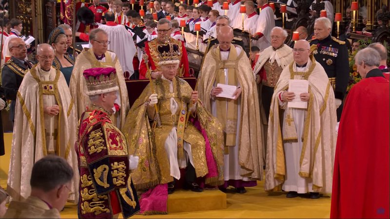 英國國王的加冕典禮在西敏寺舉行，大主教為查理三世戴上王冠。圖／取自The Royal Family直播畫面