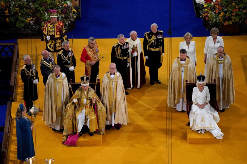 加冕典禮上，英王查理三世配戴「聖愛德華王冠」，卡蜜拉王后戴上「瑪麗后冠」。路透社