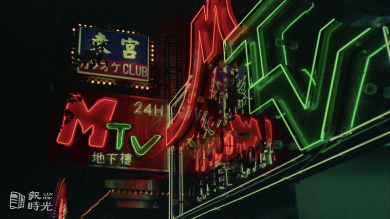 夜晚的台北街頭不寂寞，近年迅速竄起興店的MTV成了時下年輕男女約會首選。圖／聯合報系資料照（1988/03/07　陳炳坤攝影）