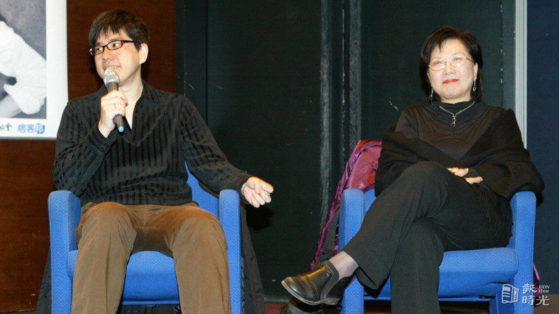 陶曉清（右）和馬世芳（左）母女參加音樂座談會。圖／聯合報系資料照（2009/03/01　鍾豐榮攝影）