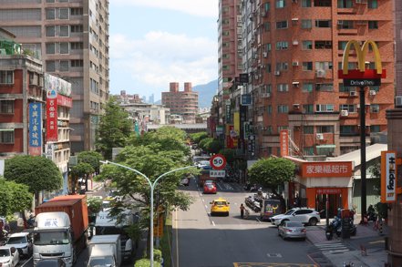 三重是新北市最靠近台北市的衛星城市之一，近年來房地產屬剛性需求，也頗受自住客青睞。圖為三重重陽路。記者葉信菉／攝影