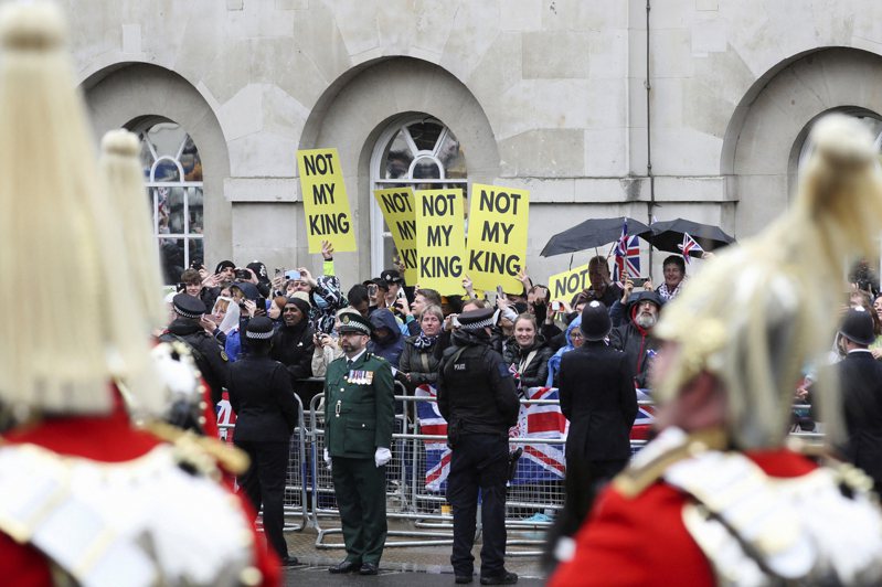 倫敦都會區警察局局長警告，若抗議者試圖「妨礙大量民眾享受和慶祝」，警方將採取行動。圖／美聯社。