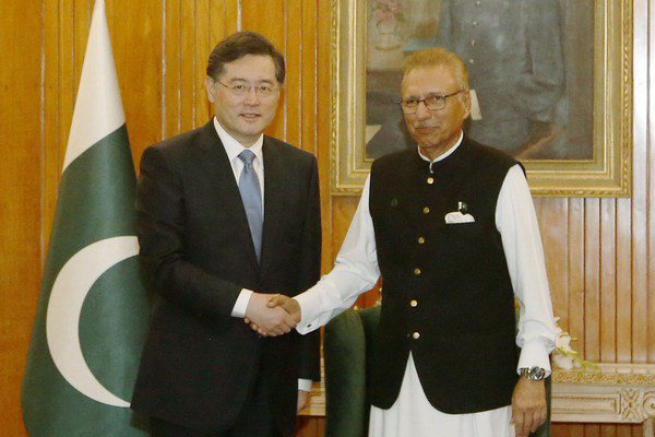 巴基斯坦總統阿爾維在伊斯蘭堡會見到訪的中國國務委員兼外長秦剛。　　陸外交部網站