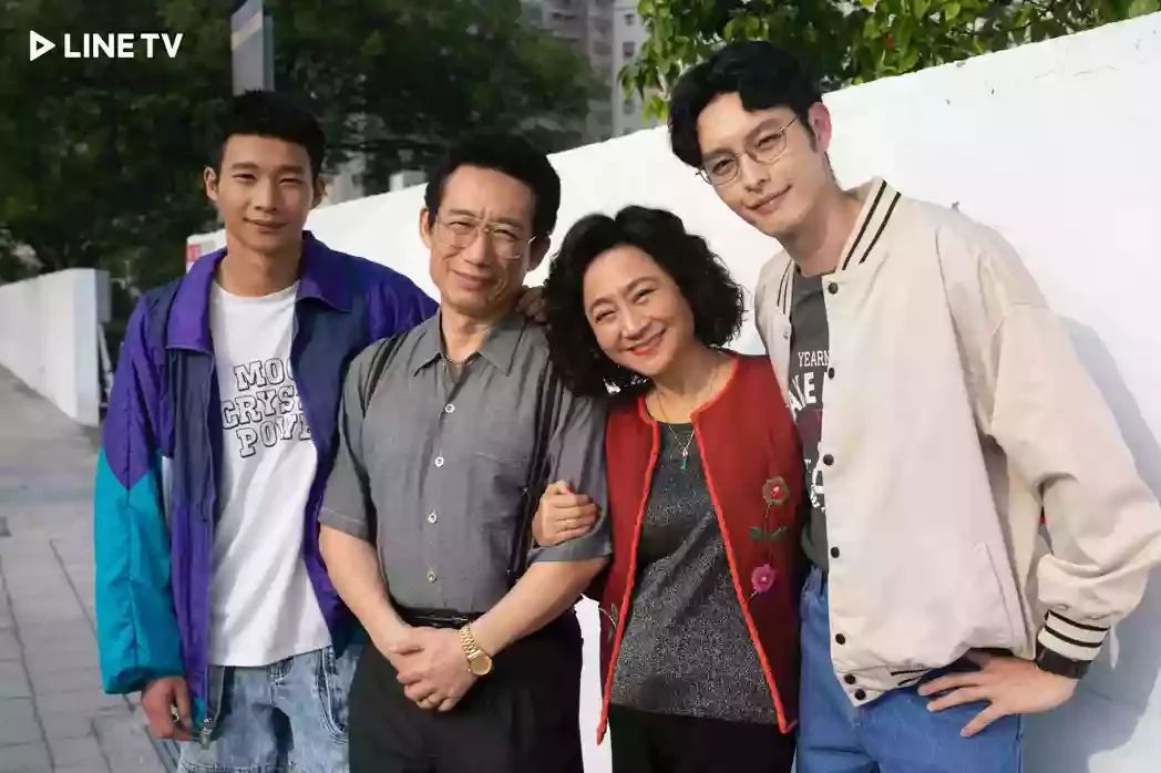 曹佑寧(右起)、楊麗音、郭子乾、黃冠智在「華麗計程車行」中飾演一家人。圖／LINE TV提供