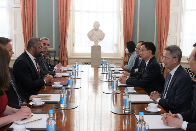 大陸國家副主席韓正5日與英國外交大臣柯維立於倫敦碰面，柯維立在會晤中向韓正闡明了英國對香港、新疆和台灣的看法。（取自柯維立Twitter）