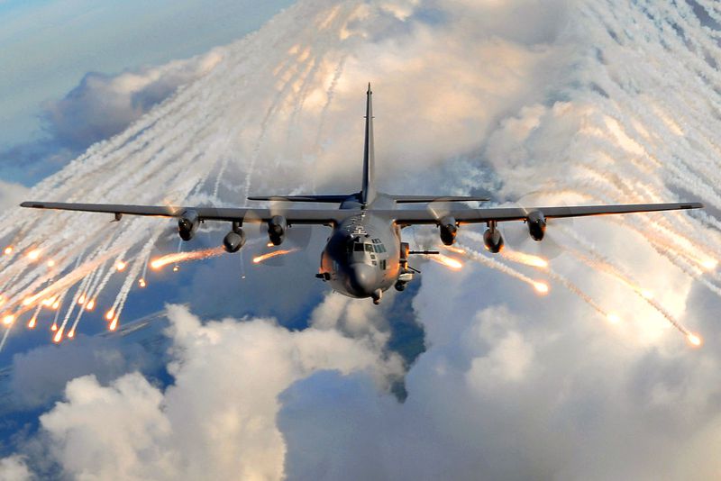 AC-130投擲熱焰彈，避免被敵方紅外線追熱飛彈鎖定。圖／美國空軍檔案照