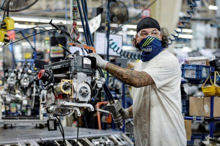 大陸物流與採購聯合會發布4月全球製造業PMI為48.6%，較上月下降0.5個百分點。圖為明尼蘇達州在滑雪車工廠生產線工作的工人。    (路透)