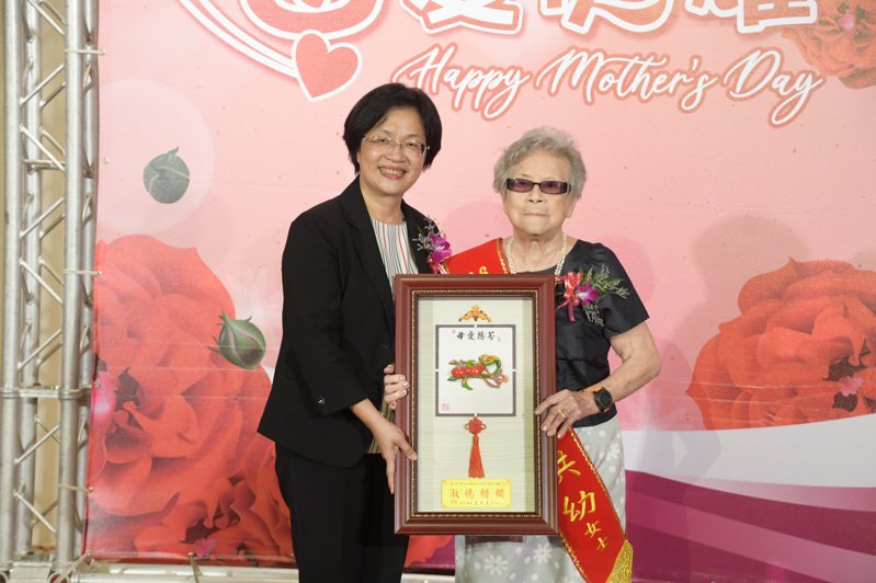 彰化縣政府今天在花壇鄉全國麗園餐廳表揚模範母親，94歲和美鎮許洪幼（右）是受表揚最高齡的模範母親。記者劉明岩／攝影