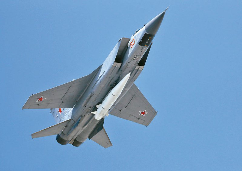 俄國空軍米格卅一戰機攜掛的「匕首」極音速飛彈，烏克蘭空軍宣稱將其擊落。（美聯社）
