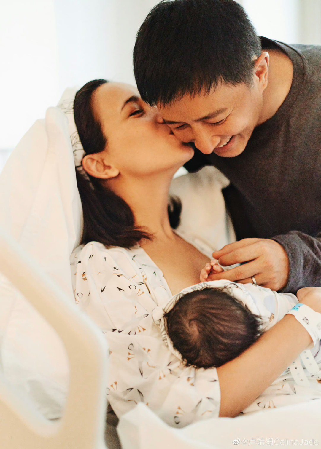盧靖姍(左)與韓庚去年9月喜迎女兒出生。圖／摘自微博