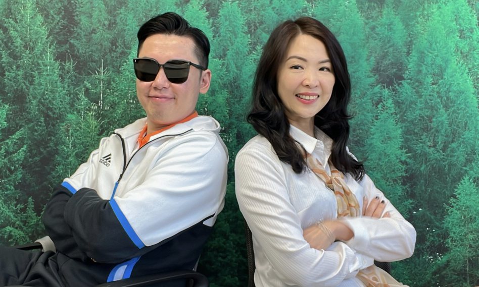 台灣房屋中和景安店店東蔣京叡（左）在接受podcast「嵐姐好家在」訪問。