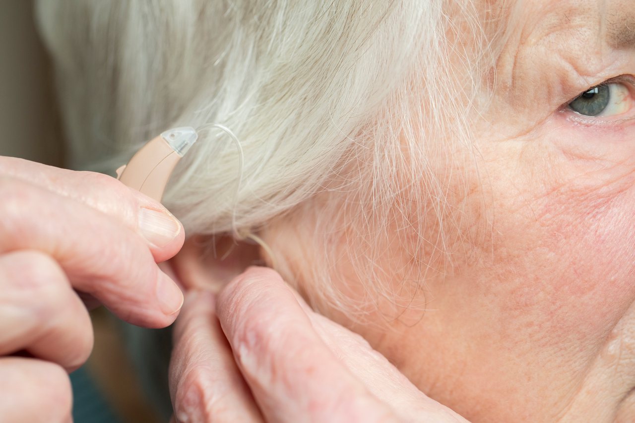 一項針對數十萬聽損人士進行的研究指出，配戴助聽器可大幅降低失智症風險，該研究發表在知名醫學期刊《刺胳針（Lancet）》。