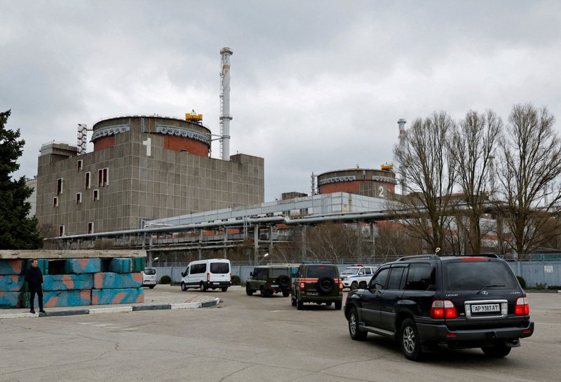聯合國國際原子能總署（IAEA）署長葛羅西今天警告，俄羅斯控制的札波羅熱核電廠周邊狀況「越來越難預測，可能很危險」，呼籲採取措施確保電廠安全運轉。 路透社