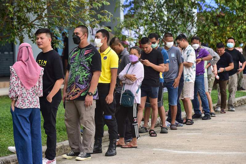 5月7日為5月14日大選前一周，泰國選民不畏高溫，在泰國南部陶公府一所學校外排隊等候投票。法新社