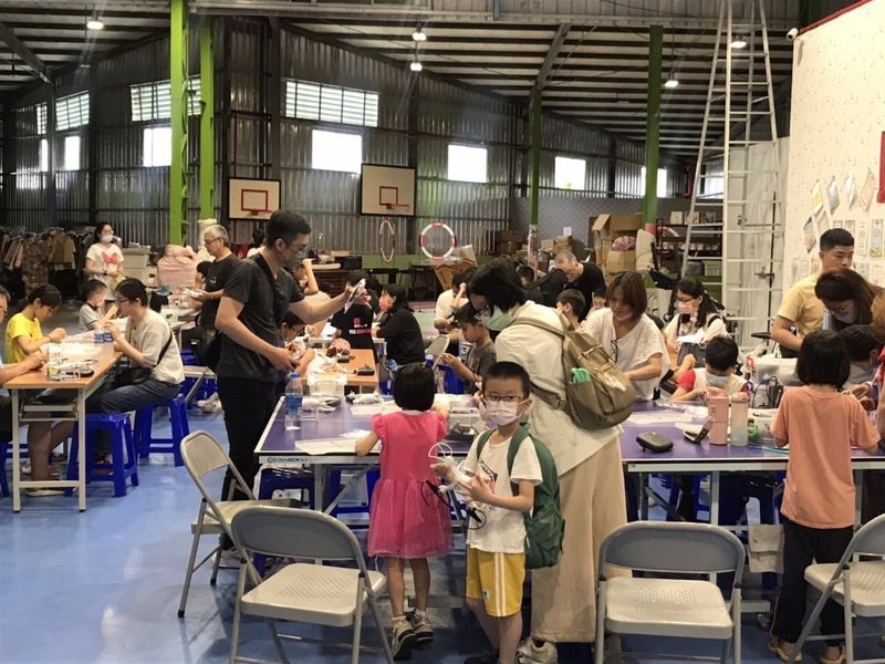 汐止情慈善協會7日舉辦無人機課程，讓大朋友帶小朋友從組裝開始。圖／台灣醒報記者 簡嘉佑 攝影