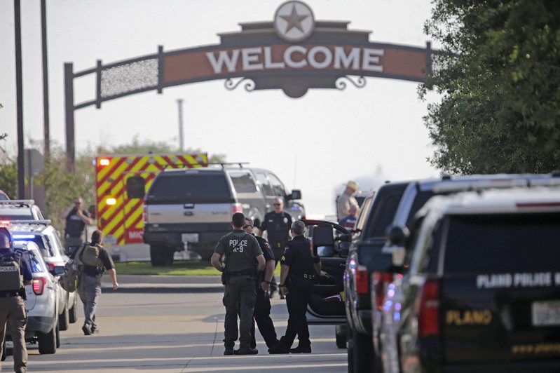 美國德州達拉斯郊區一間商場6日下午發生槍擊事件，一名槍手到處開槍，證實已有9人死亡，至少7人受傷。法新社