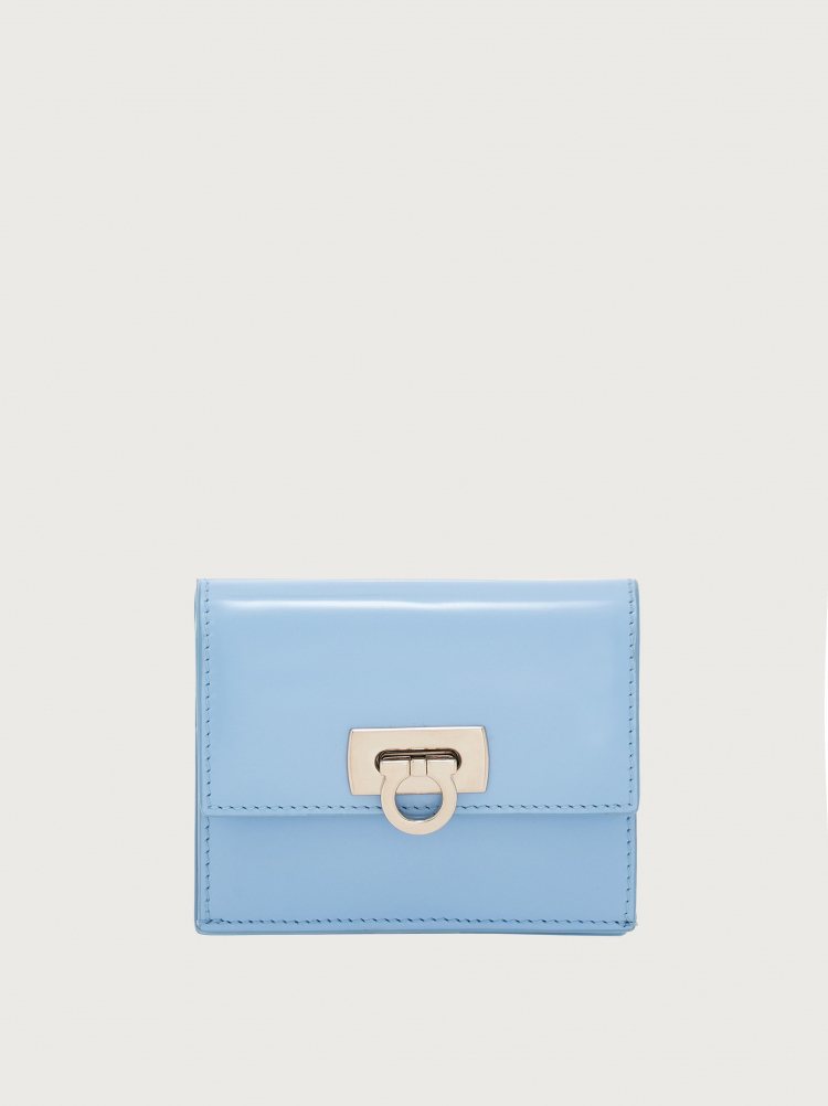 FERRAGAMO藍色GANCINI扣飾短夾，26,900元。圖／FERRAGAMO提供