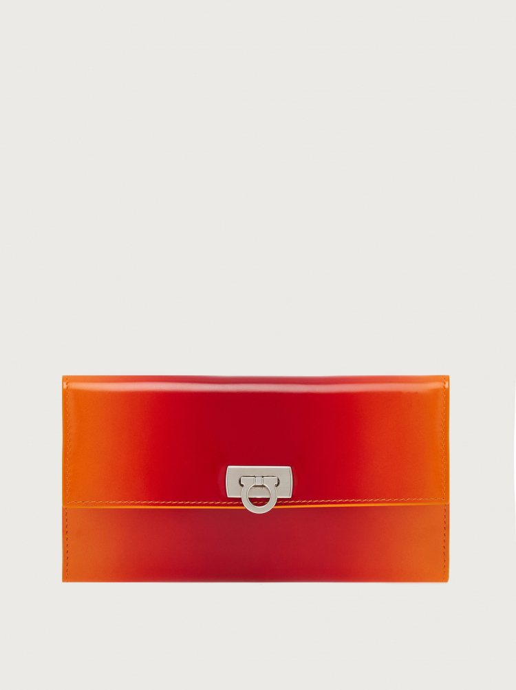 FERRAGAMO日落夕陽橘色GANCINI長夾，29,500元。圖／FERRAGAMO提供
