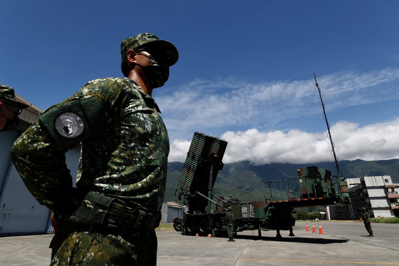 美國將再出售5億美元規模的軍備給台灣，以加強台灣防務，對抗中方威脅。圖為國軍去年8月在花蓮演練操作天弓防空飛彈系統。歐新社