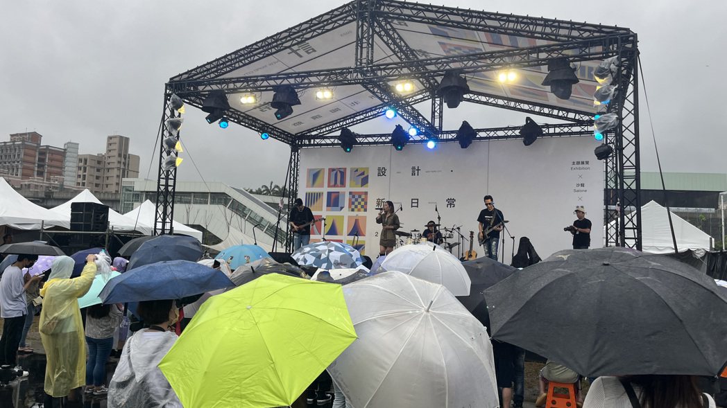 「創作舞台」周日下午小男孩樂團演出吸引大量民眾不畏雨勢熱情捧場。圖／500輯提供