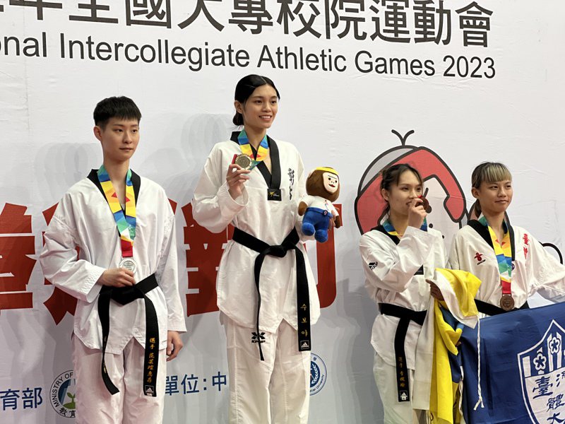 彰師大蘇柏亞（左二）奪下全大運女子53公斤級金牌。記者曾思儒／攝影