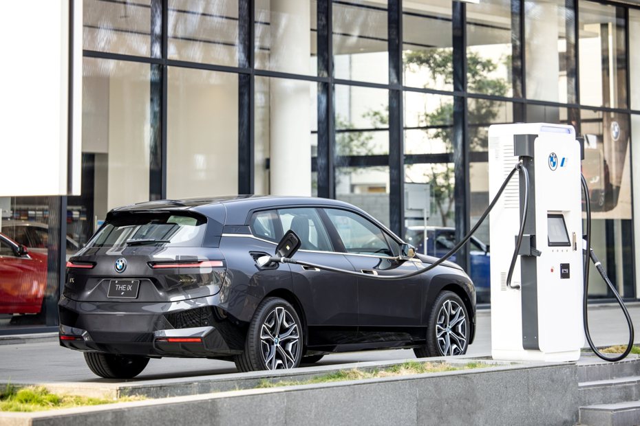 BMW總代理汎德攜手全台經銷商建置最高充電功率可達350kW的BMW i高速充電站，iX xDrive50最快僅需6分鐘就能補充100km續航里程。 圖／汎德提供