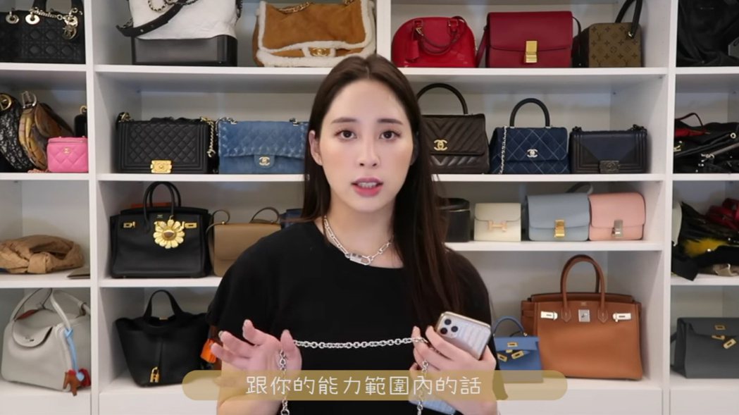 欧阳妮妮爱包如痴，曾在YT频道分享自己的包包墙。 图／撷自欧阳妮妮YT