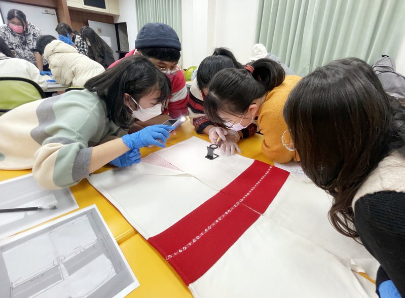 文資系「傳統織繡藝術與文化」課程學生正進行織品分析。圖／國立雲林科技大學提供