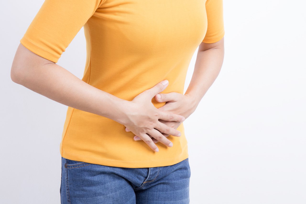 急性腸胃炎是因為腸胃道受到細菌、病毒、桿菌入侵，造成腸黏膜及胃黏膜發炎，症狀嚴重程度與個人的抵抗力有關，可能與食用不新鮮的食物、不乾淨的水源有關。