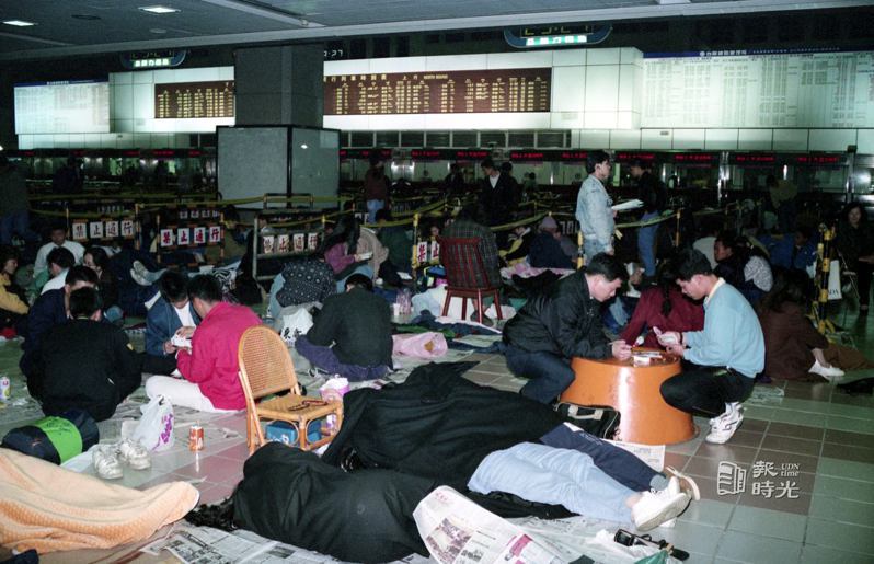 鐵路局台北車站預售春節火車票，有不少民眾在上午10時左右，就帶著睡袋到台北車站排隊。圖／聯合報系資料照（1993/1/15 林秀明攝影）