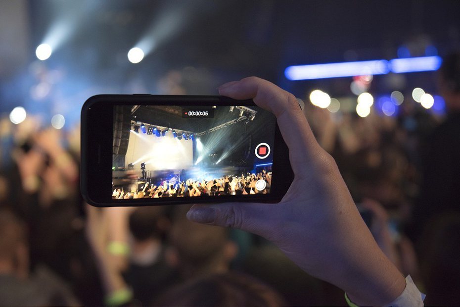 中國大陸一名男子在演唱會上用手機記錄畫面，「藍光掃過」相機鏡頭竟出現兩條黑色線條，當場報廢。示意圖／ingimage