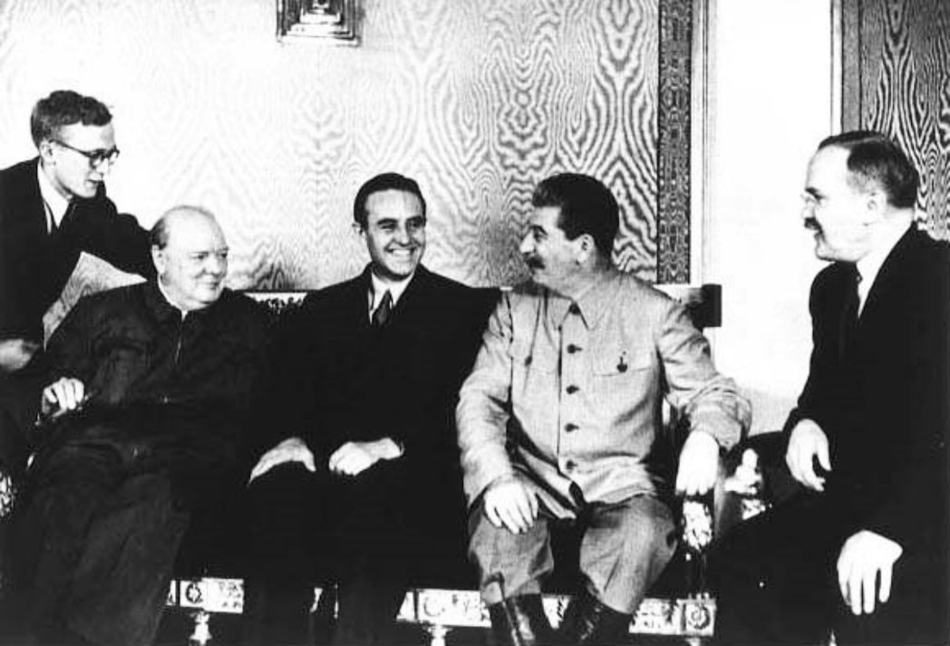 1942年的第二次莫斯科會議，左起：柏西、邱吉爾、美國特使哈里曼、史達林、蘇聯外...