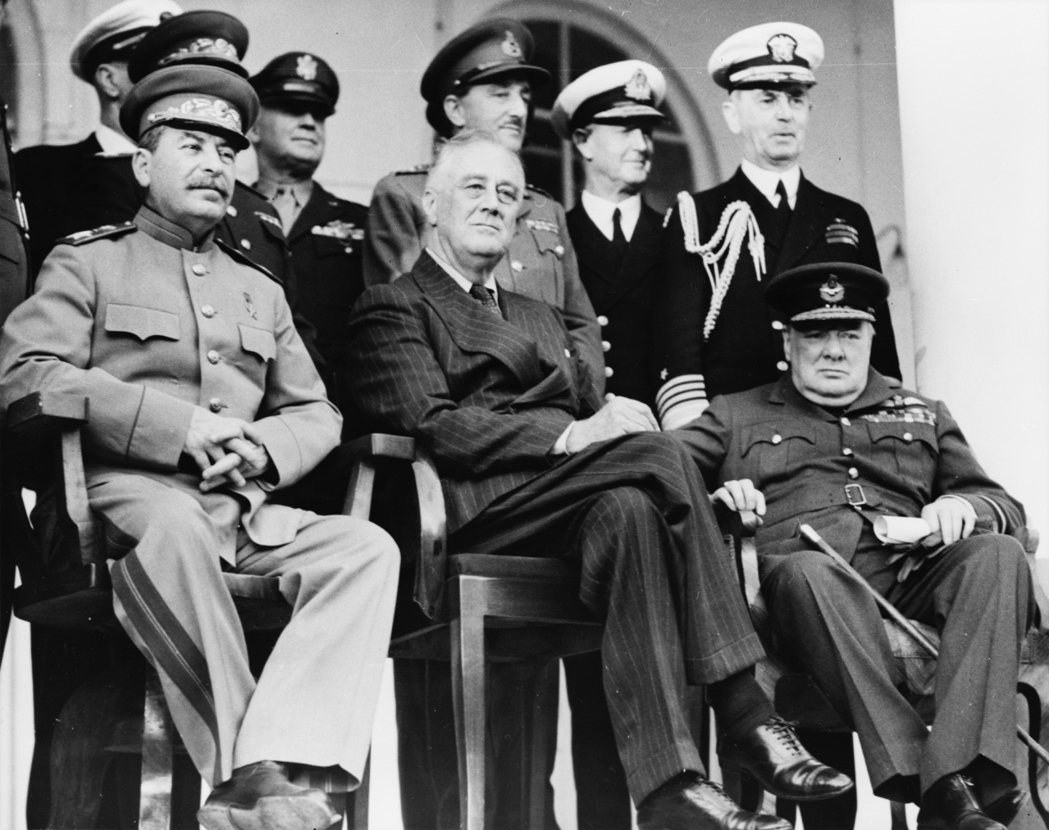 圖為德黑蘭會議，史達林、羅斯福與邱吉爾三巨頭，及美英蘇三國軍方高層合影。1943...