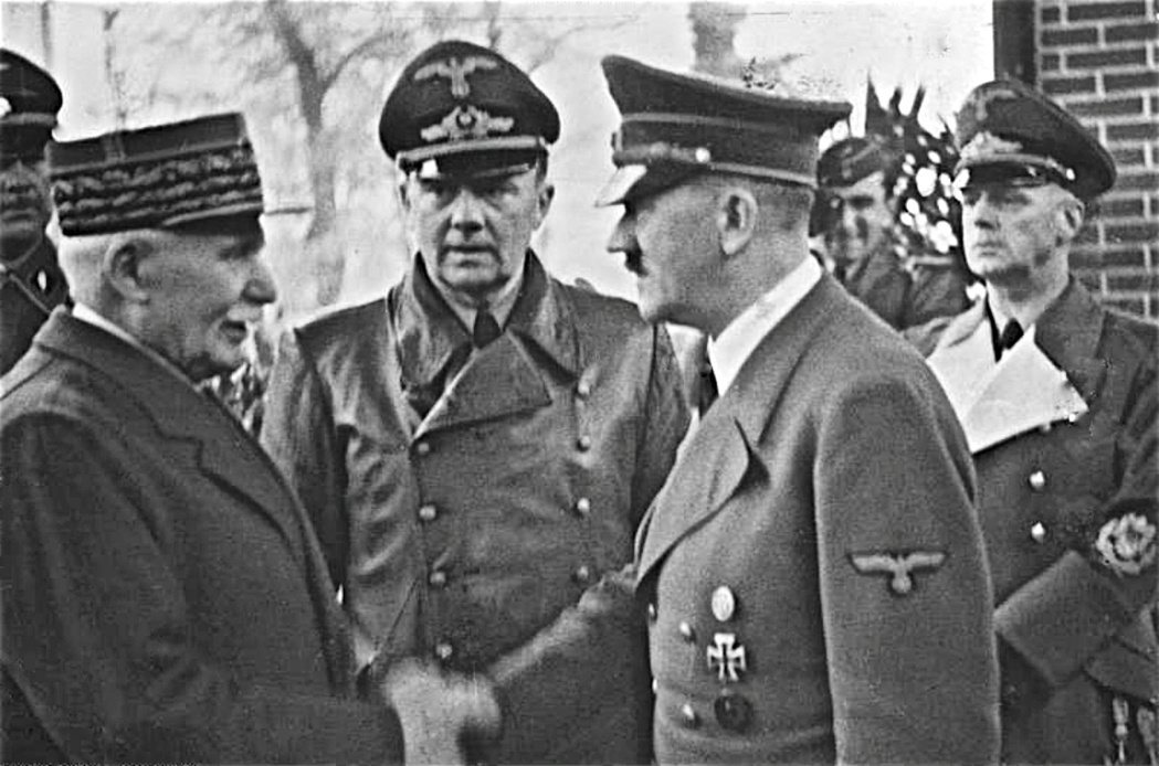 最左為法蘭西第三共和國的末代總理貝當（Philippe Pétain），左二為希...