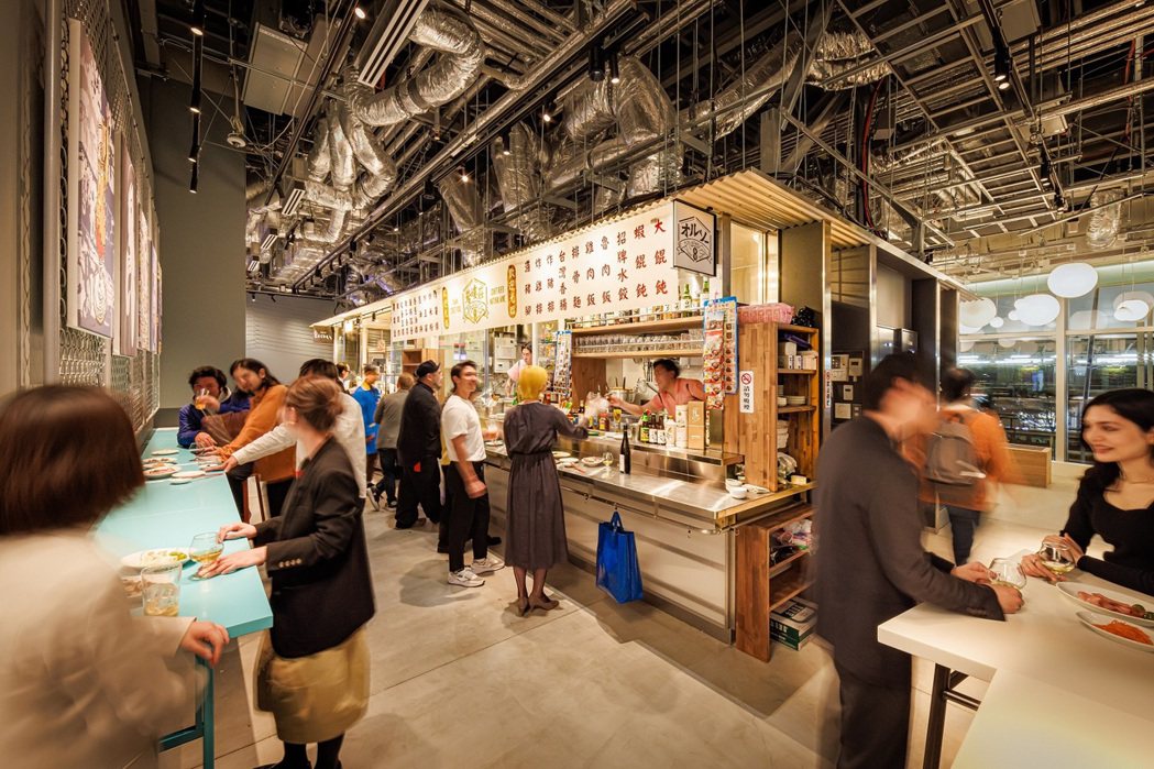 「Yaesu Public」集結各式各樣特色餐飲，採用立食式的美食區充分感受日本...