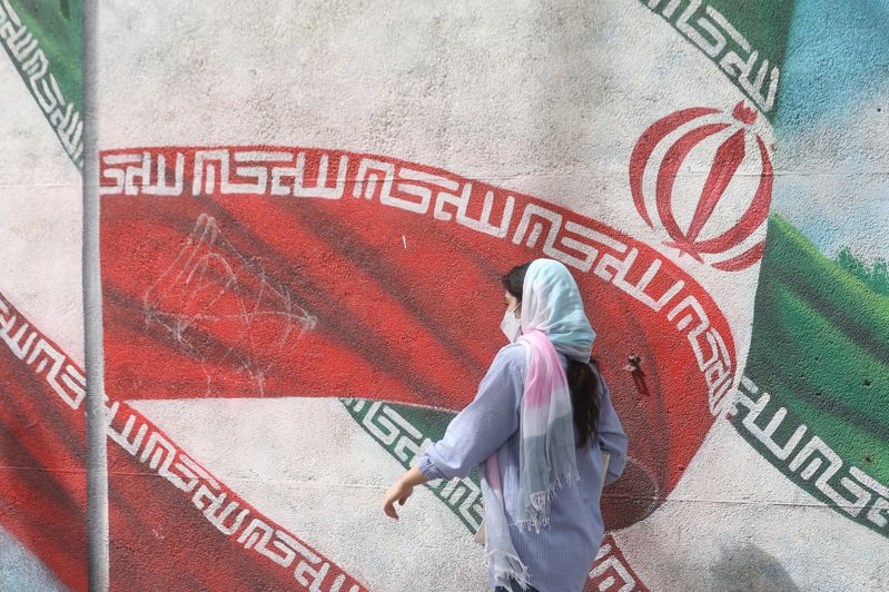 伊朗正加強執行女性佩戴頭巾規定，官方媒體報導，因為一項長跑比賽的女性選手未按強制規定佩戴頭巾，伊朗田徑協會主席希亞米今天辭職。圖為一名伊朗婦女走在德黑蘭街道上。 圖／路透社