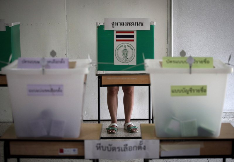 泰國將在14日舉行國會眾議員選舉，泰國警方繃緊神經，避免選前出現任何選舉暴力行為，同時向民眾宣導正確的選舉法規。 圖／歐新社