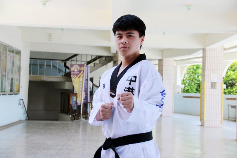 台中市跆拳道選手謝志祥，立志當上警察希望能幫助家計，今年暑假預計至韓國移地訓練。圖／麗寶樂園渡假區提供