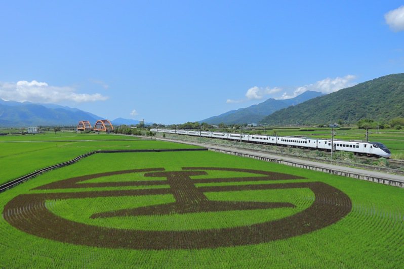台鐵局今年首度攜手稻農公司彩繪稻田，在綠色稻海中彩繪台鐵LOGO。圖／台鐵提供
