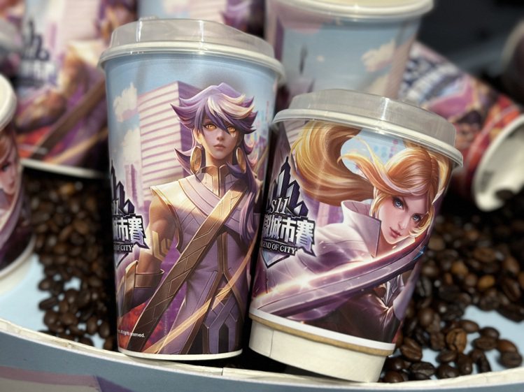 家樂福inLove Café共推出3款傳說對決聯名設計咖啡杯，刀鋒寶貝布萊特、亞連特爾安娜絲、還有芽芽堇期間限定陸續登場。記者黃筱晴／攝影
