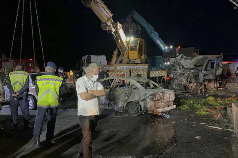 土耳其南部哈塔伊省6日發生一起嚴重車禍，造成至少12人死亡、31人受傷，其中3人命危。美聯社
