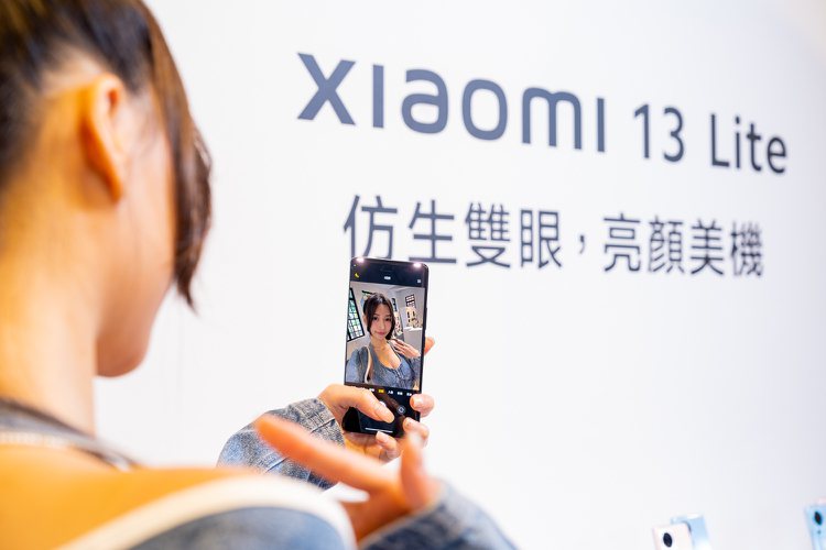 Xiaomi 13 Lite有「亮顏神機」的稱號，以配備雙自拍鏡頭與雙自拍柔光燈，能拍攝出擁有自然景深效果的勻光自拍，即使在燈光昏暗的場景下，也可自然補光，夜拍更動人。圖／小米台灣提供